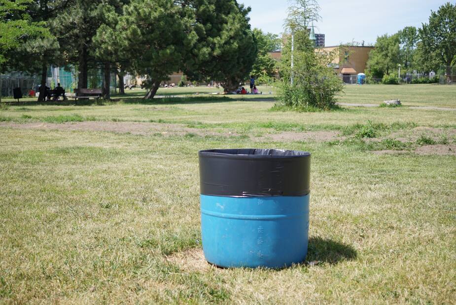 Ces poubelles bleues, qui sont en fait des contenants utilisés par diverses entreprises pour y stocker des ingrédients ou d’autres matières, sont placées dans de nombreux parcs de Côte-des-Neiges–Notre-Dame-de-Grâce pour pallier le manque de poubelles.