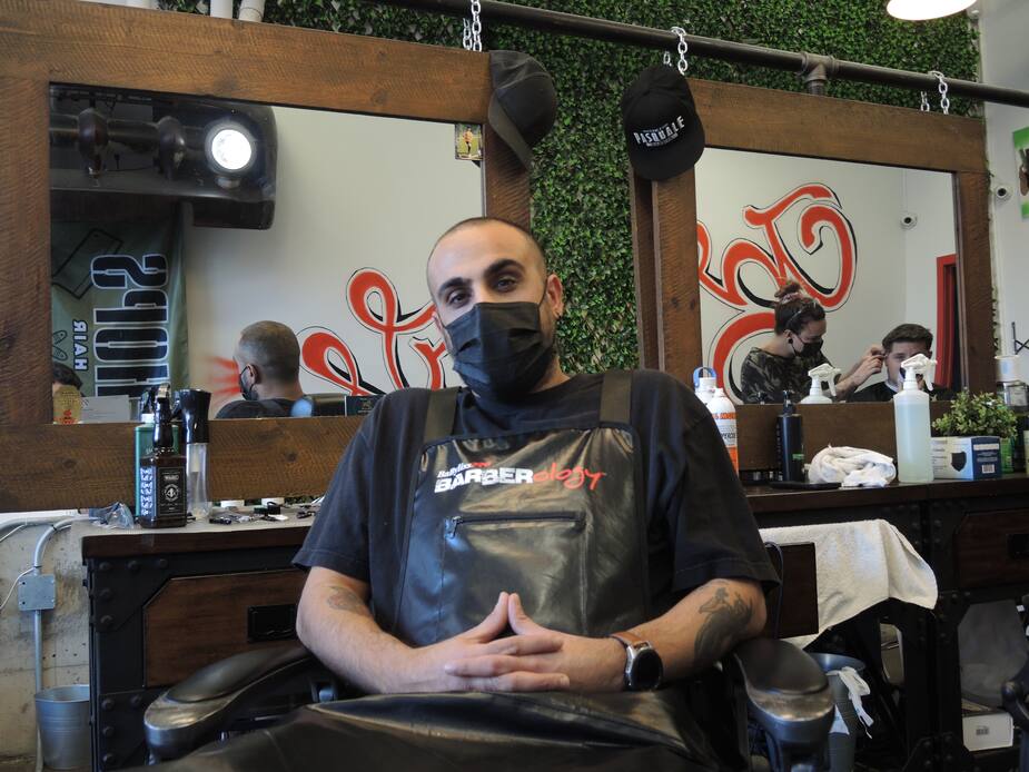Navid Vafi, cofondateur des salons de coiffure Chez Pasquale sur la rue Masson