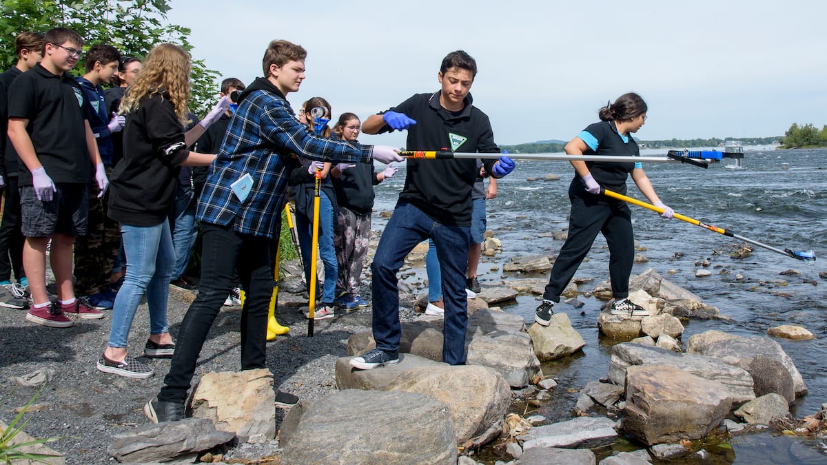 Des poissons rouges dans nos lacs: des élèves révèlent les secrets de nos cours d’eau grâce à l’ADN