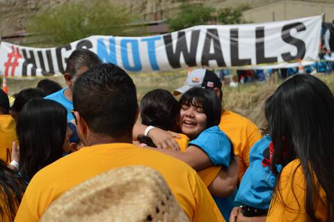 Moving between families living in the United States without morning papers (yellow shirts) and families in Mexico (blue shirts) led to reunions.