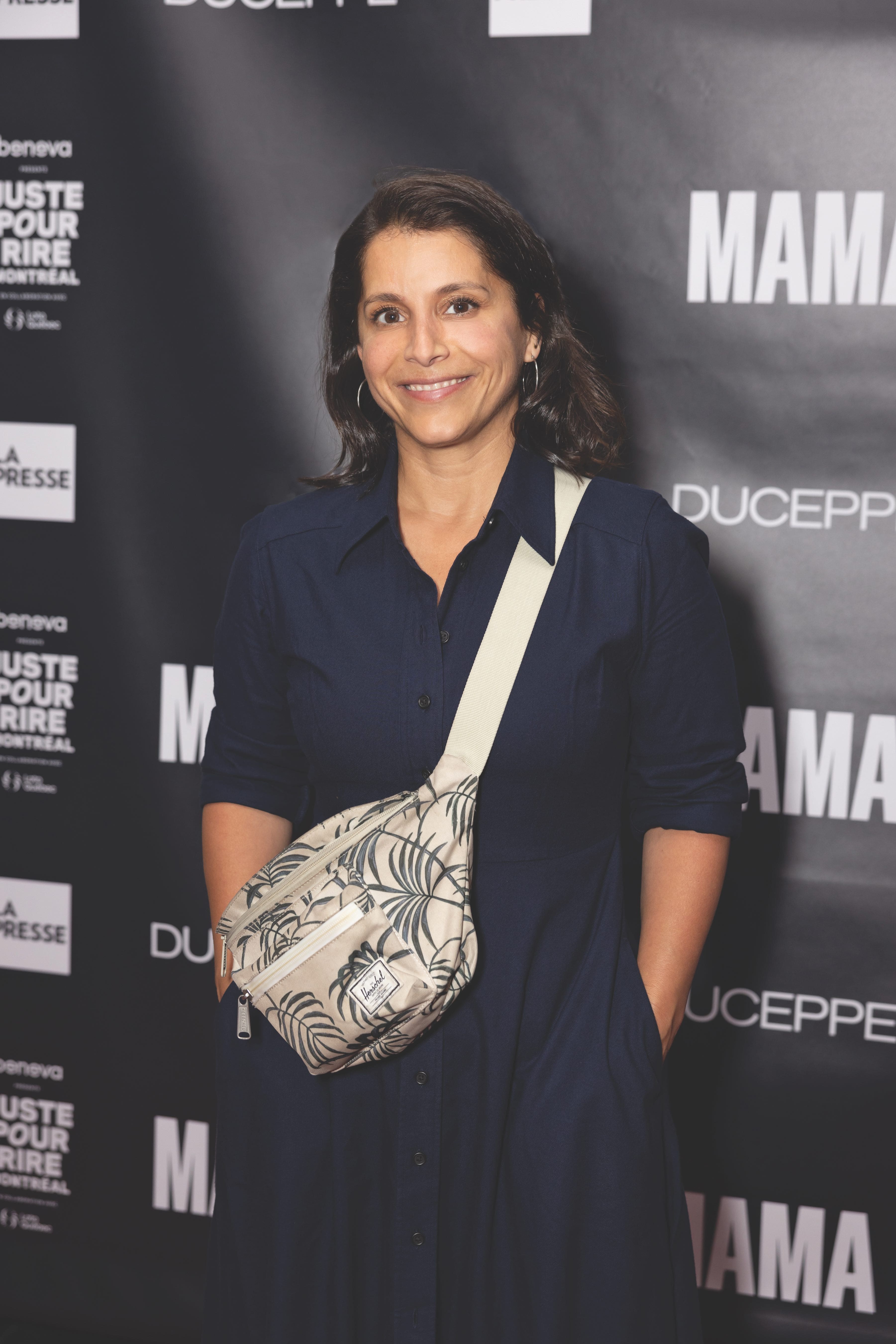 Anaïs Favron planche sur un livre