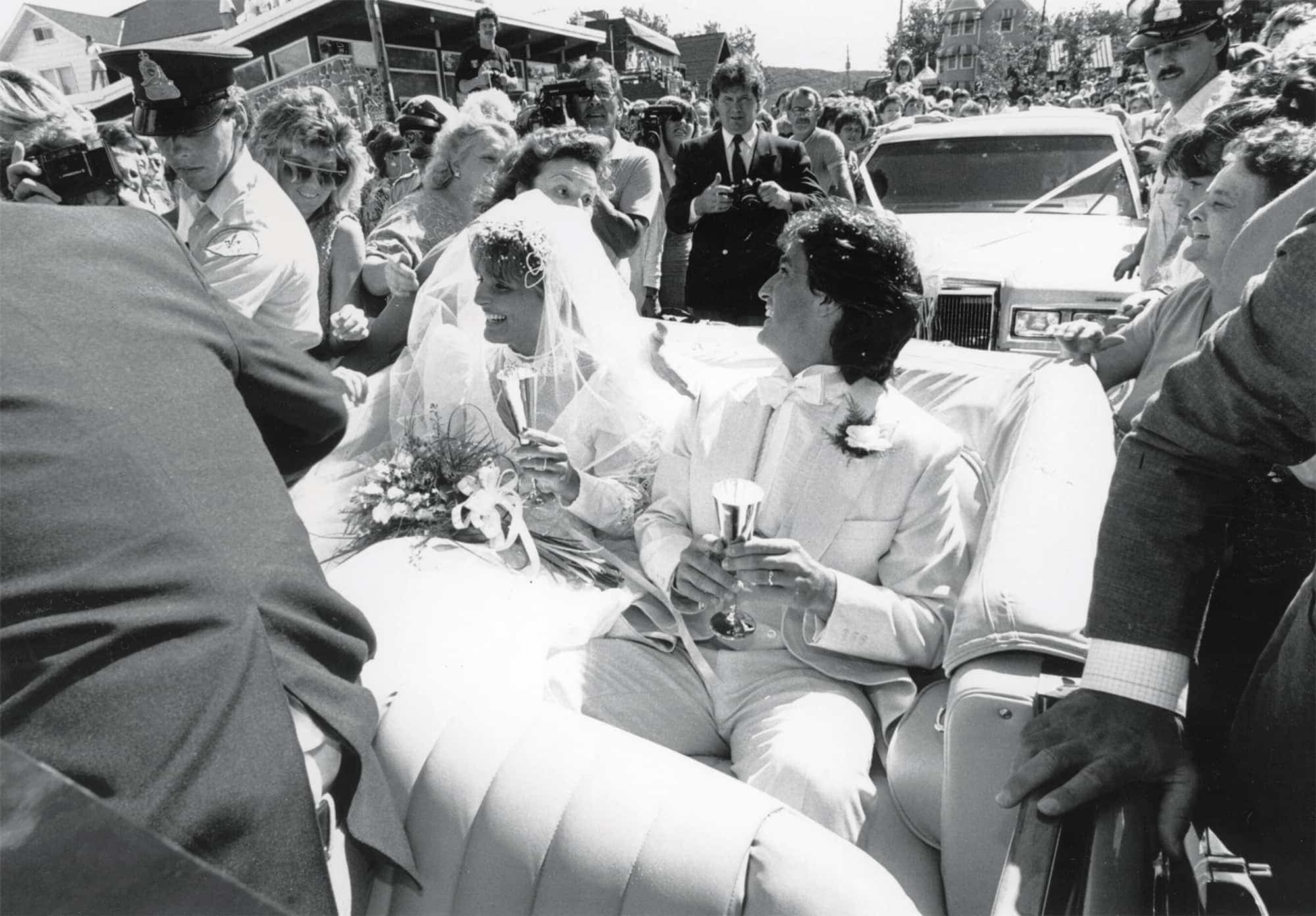 «J’avais annoncé que je mariais “le p’tit gars du Québec” et j’avais dit aux gens de venir nous saluer. Je pensais qu’il y aurait peut-être une dizaine de personnes sur notre chemin. Voir des milliers de personnes a donc été une surprise.» — Marie-Josée
«Quand j’ai vu cette marée de monde, je n’en revenais pas, je me suis senti comme la reine Élisabeth.» — René