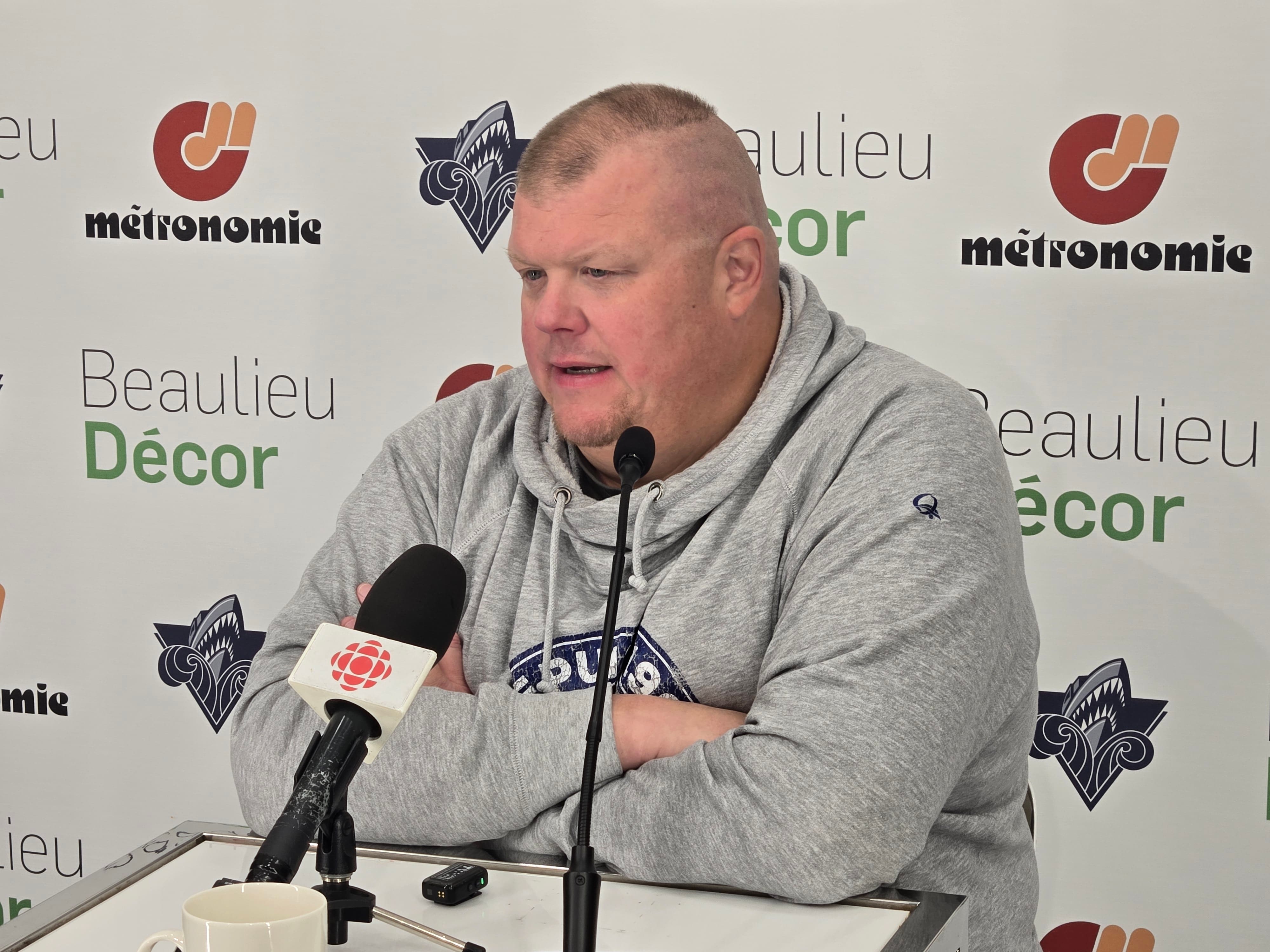 Trois recrues devant le filet de l’Océanic