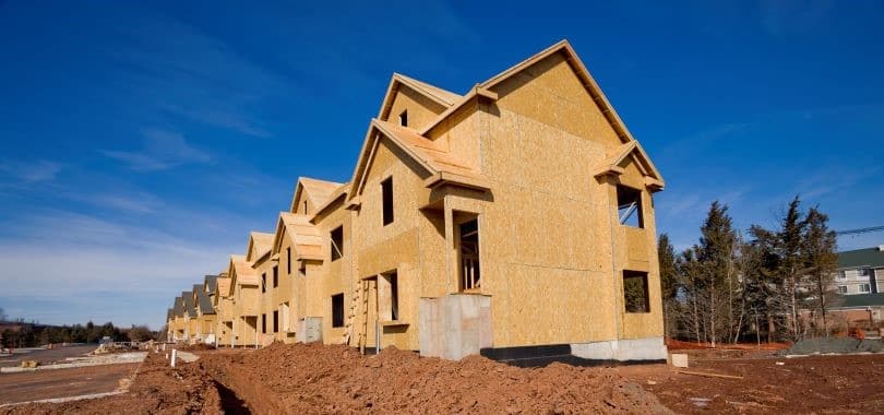 Les mises en chantier de maisons jumelées et en rangée dégringolent de 20 %