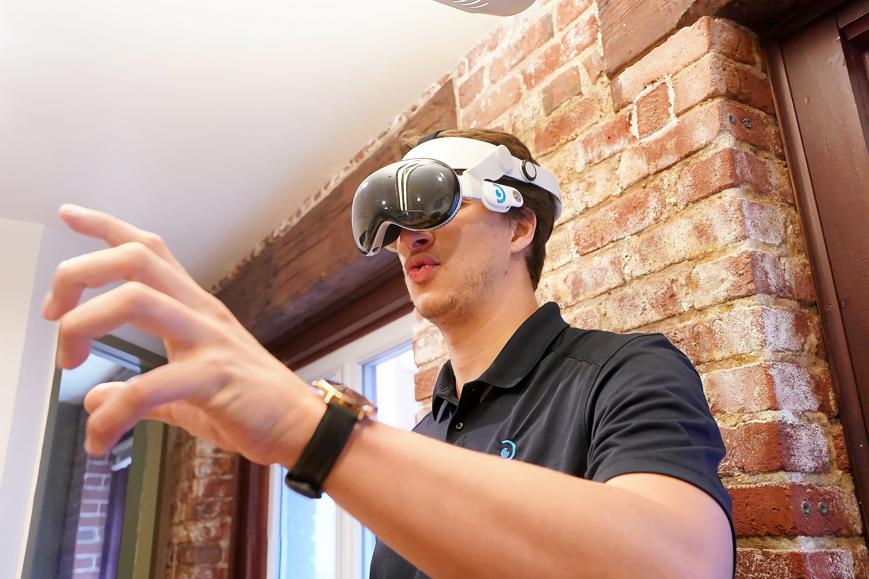 Son casque de réalité augmentée aide les employés d'Airbus et St-Hubert au travail