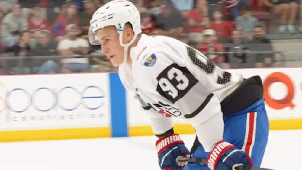 Ivan Demidov s’amuse lors d’un match à 3 contre 3 à Montréal