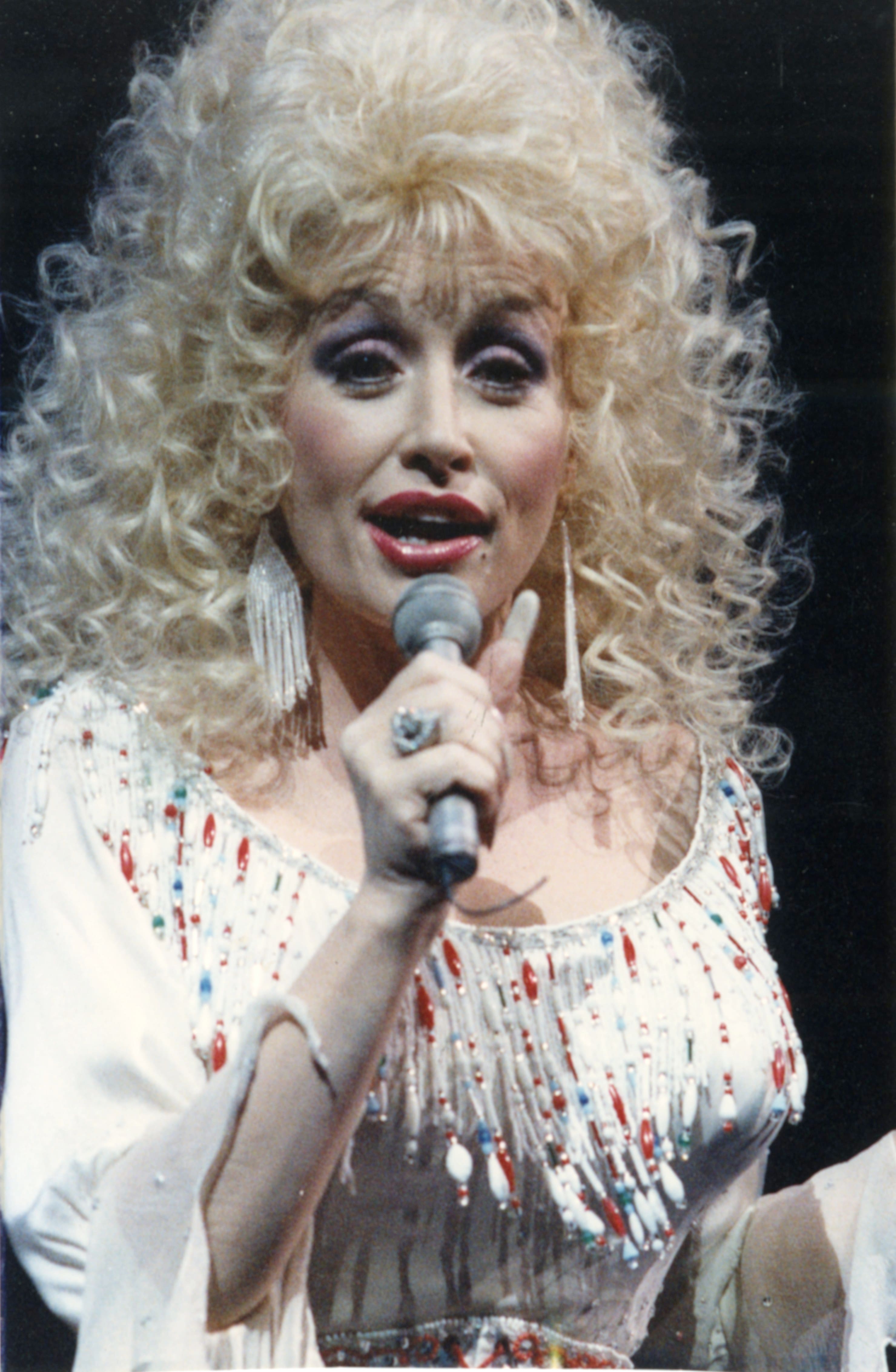 Dolly Parton, lors de son spectacle au Forum de Montreal.
10 octobre 1986
Pierre-Yvon Pelletier / LES ARCHIVES / LE JOURNAL DE MONTREAL