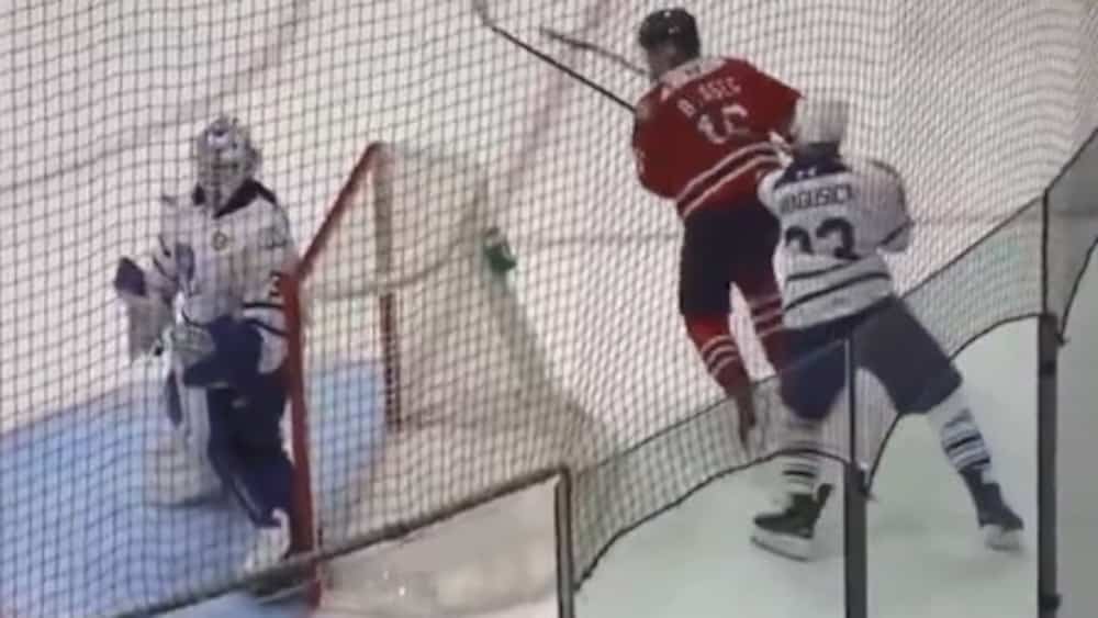 Coup de bâton sur la tête: un joueur junior risque une très longue suspension