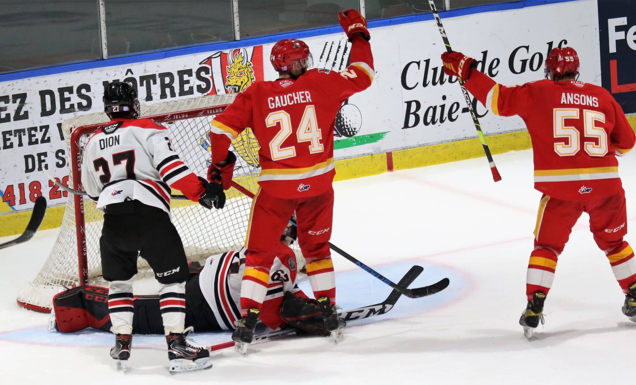 Sharon Osbourne pieds nus