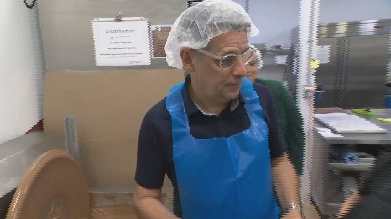 Éric Duhaime a travaillé comme chocolatier pendant quelques minutes lors de la campagne électorale provinciale de 2026.