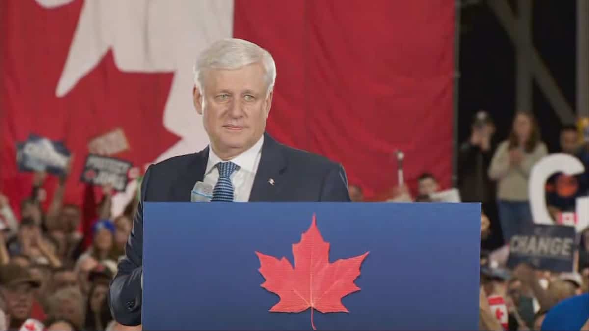 VIDÉO | L’ancien premier ministre Stephen Harper encense Pierre Poilievre lors d’un rassemblement à Edmonton