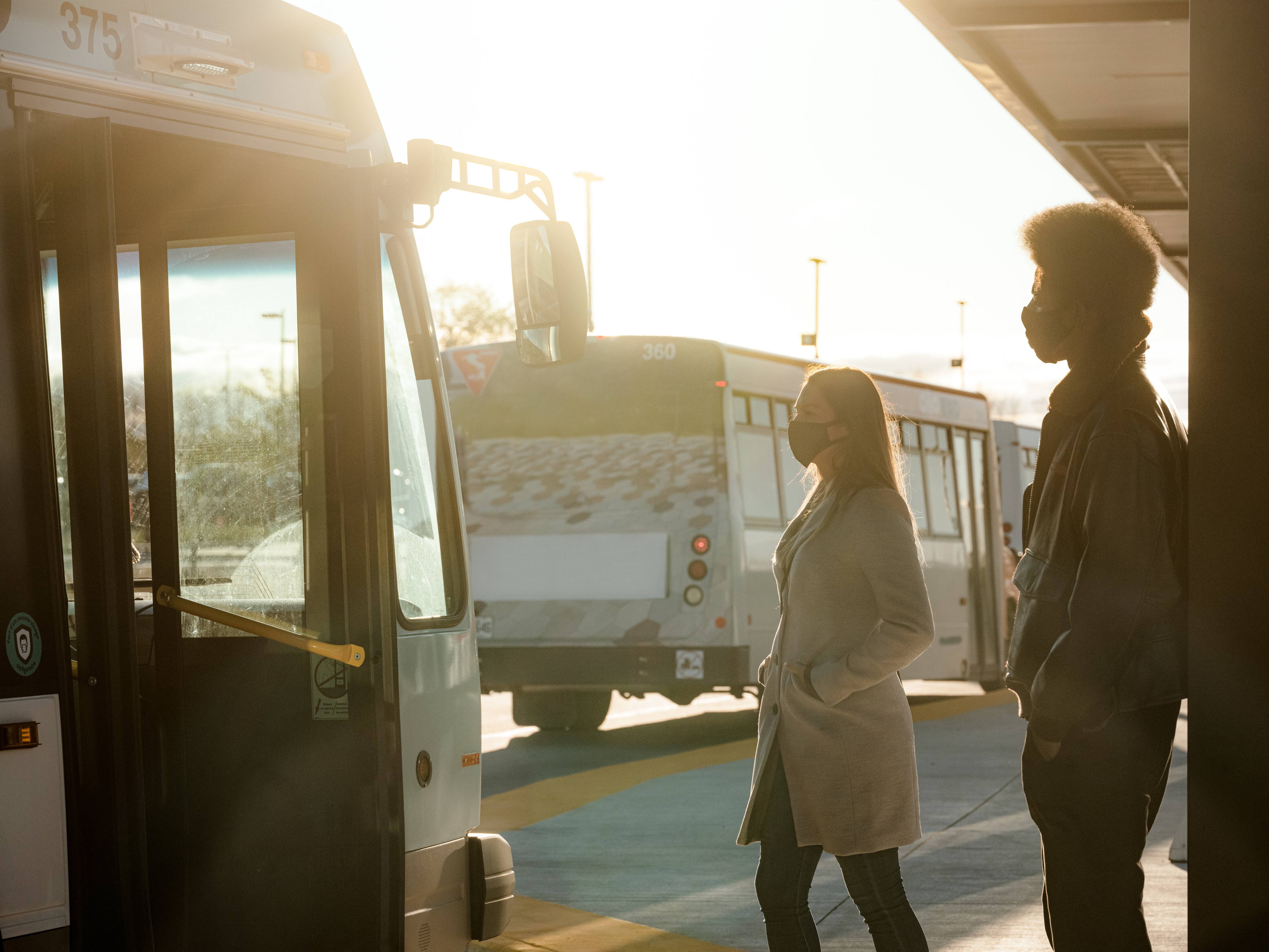 Transport collectif dans les couronnes de Montr&eacute;al: deux mondes diff&eacute;rents