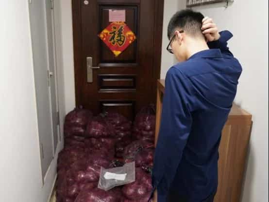 Une tonne d'oignons à son ex pour le faire pleurer