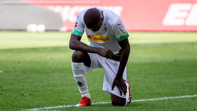 Foot : Marcus Thuram pose un genou en terre pour George Floyd Foot : Marcus Thuram pose un genou en terre pour George Floyd
