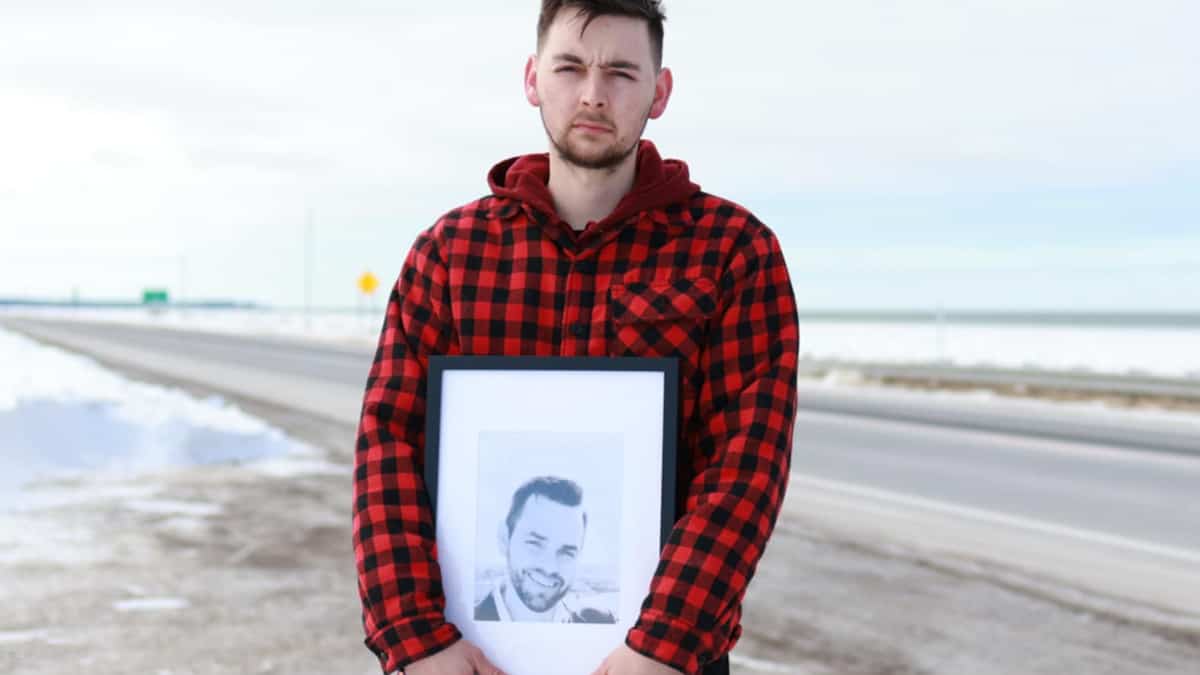 «Je me considère comme un miraculé»: il a survécu à une violente collision avec un camion, mais pas son père