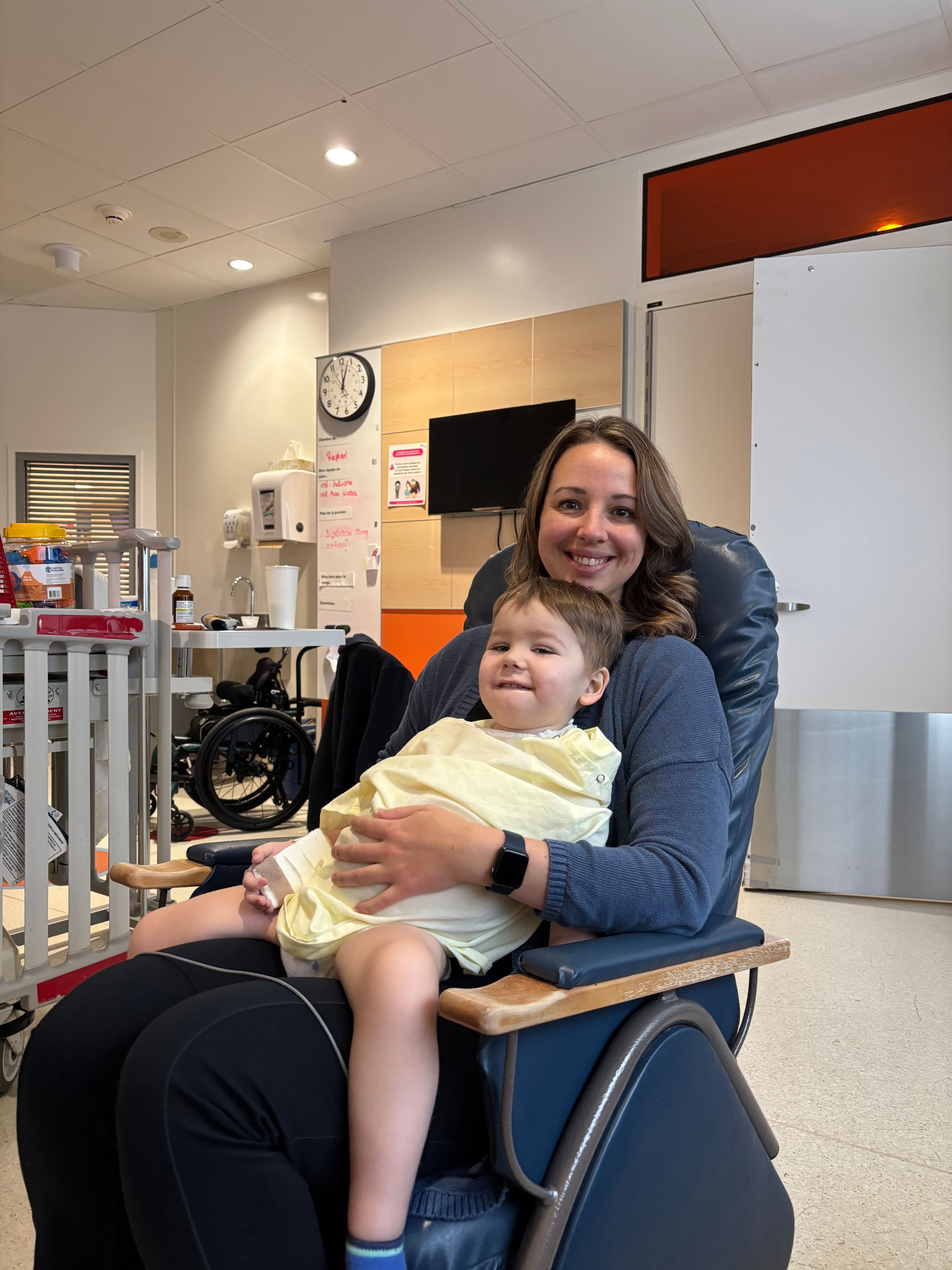Éliane Leroux Lafortune est proche aidante pour son fils Raphaël. Elle doit concilier ce rôle avec son travail, un défi au quotidien. Ils apparaissent ici à l’hôpital Sainte‑Justine, en décembre 2024.