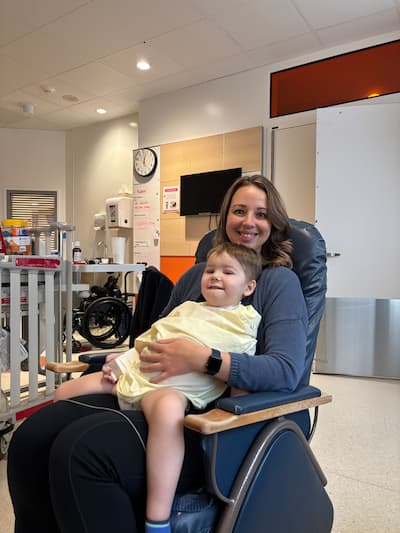 Éliane Leroux Lafortune est proche aidante pour son fils Raphaël. Elle doit concilier ce rôle avec son travail, un défi au quotidien. Ils apparaissent ici à l’hôpital Sainte‑Justine, en décembre 2024.