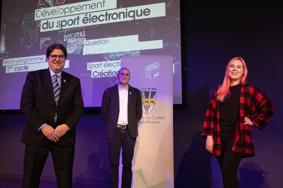 Christian Blanchette (recteur de l’UQTR), Romain Roult (directeur du Département de loisir, culture et tourisme) et la championne du monde de Counter-Strike Stéphanie Harvey (porte-parole du programme)