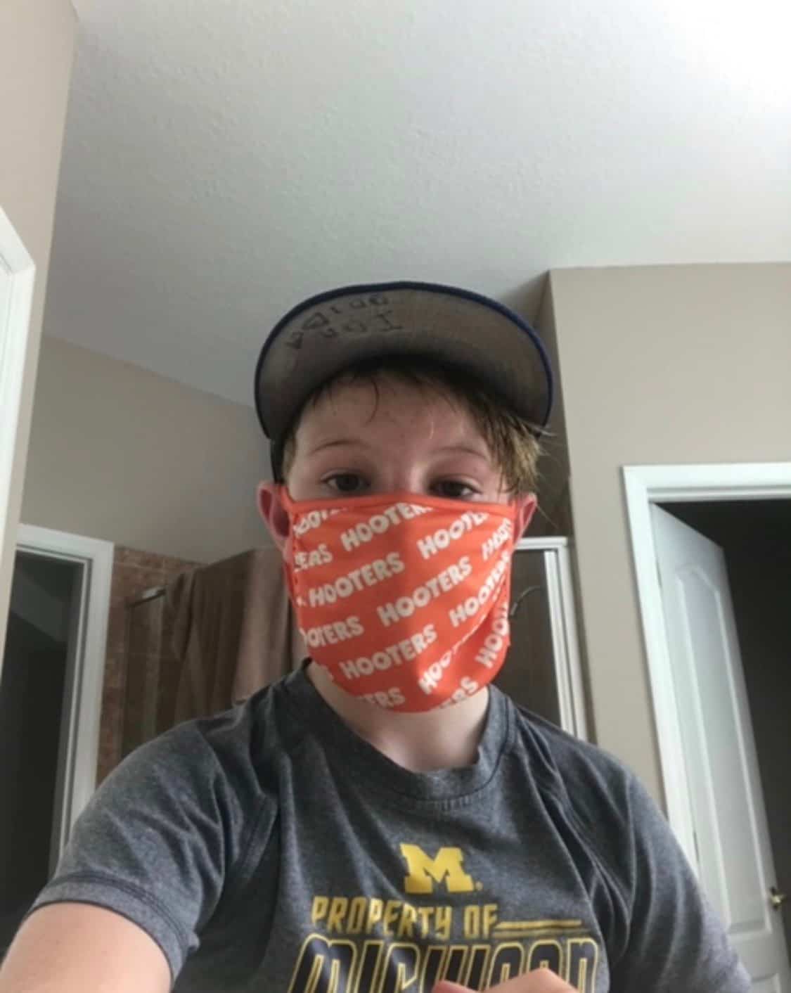 Un garçon porte un masque «Hooters» à l’école