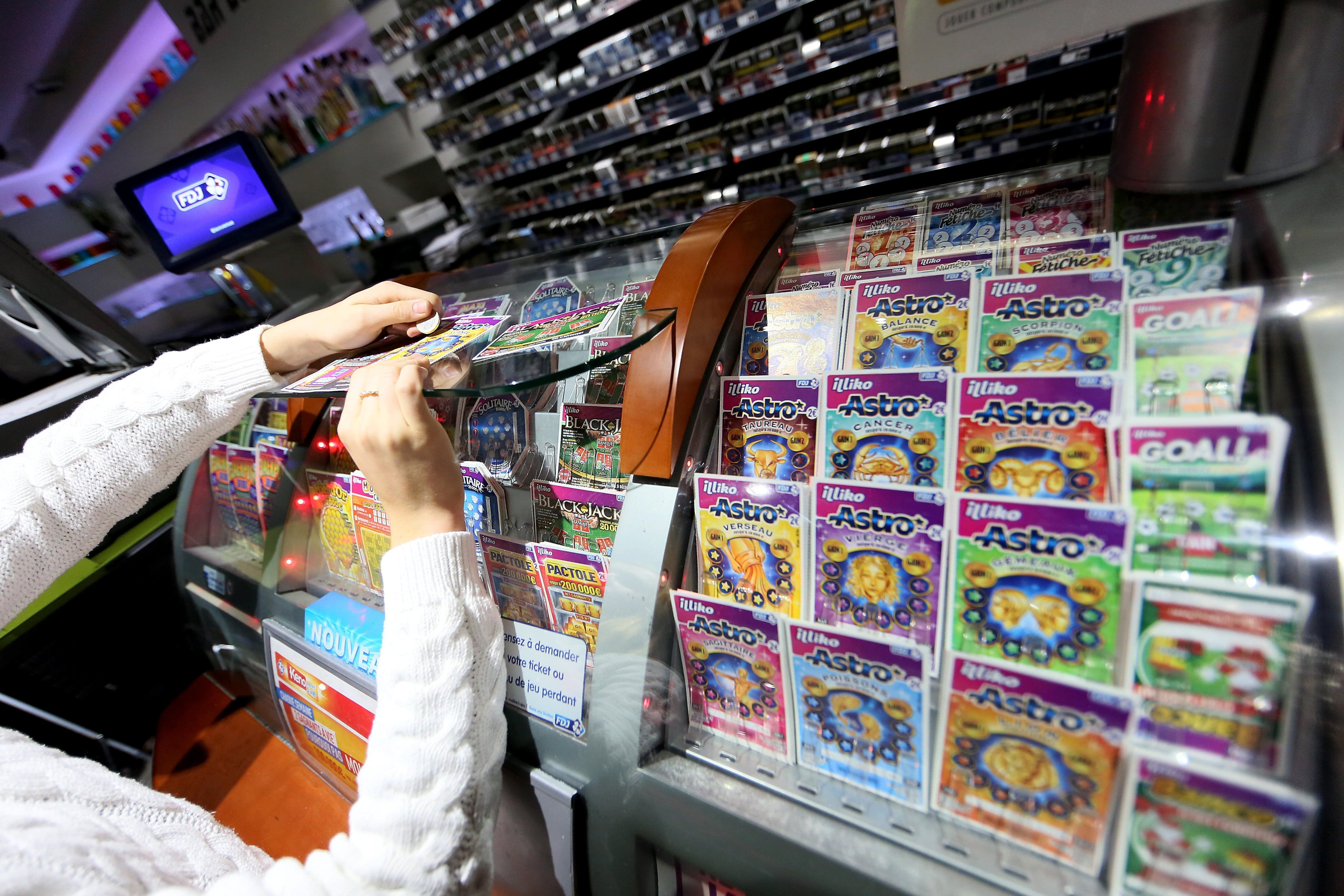 Quatre sans-abri gagnent 78 000$ à la loterie