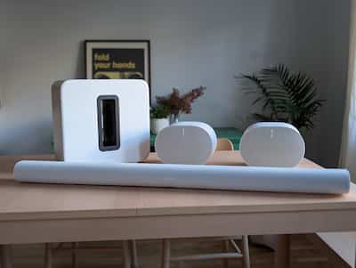 La barra de sonido Sonos Arc Ultra y el subwoofer Sonos Sub 4.