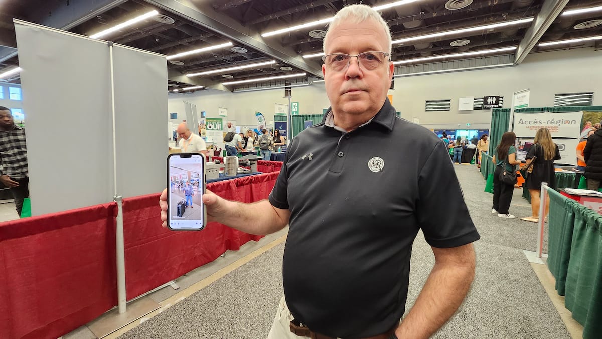 Il perd un à un ses travailleurs étrangers qui doivent prendre le chemin de l’aéroport