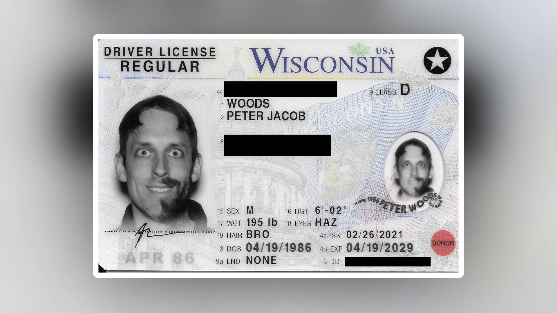 Il a une demi-barbe sur son permis de conduire