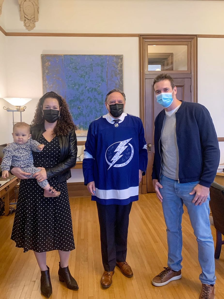 Image principale de l'article Legault pose avec un chandail de Tampa