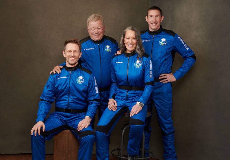 De gauche à droite, Chris Boshuizen, William Shatner, Audrey Powers et Glen de Vries, membres de l'équipage qui s'envoleront vers l'espace aujourd'hui, le 13 octobre.