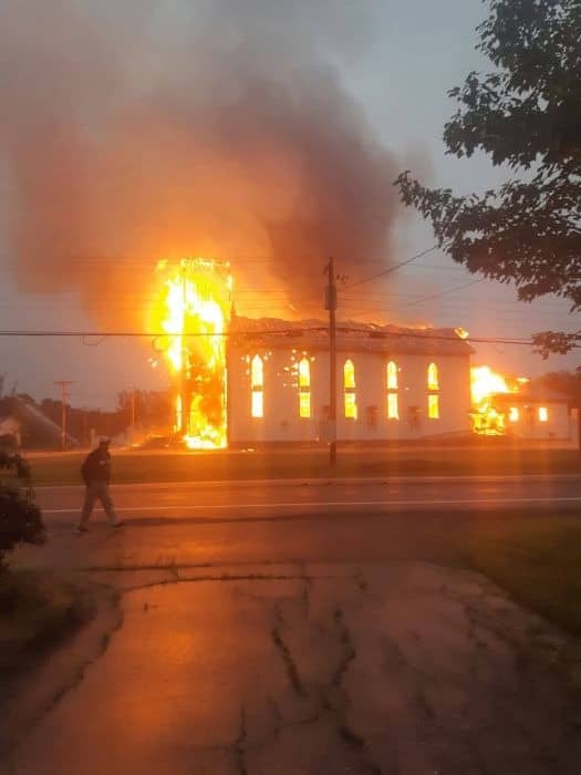 Un incendie a ravagé l’église de Saint-Simon, au Nouveau-Brunswick, dans la nuit du 23 au 24 août 2026.