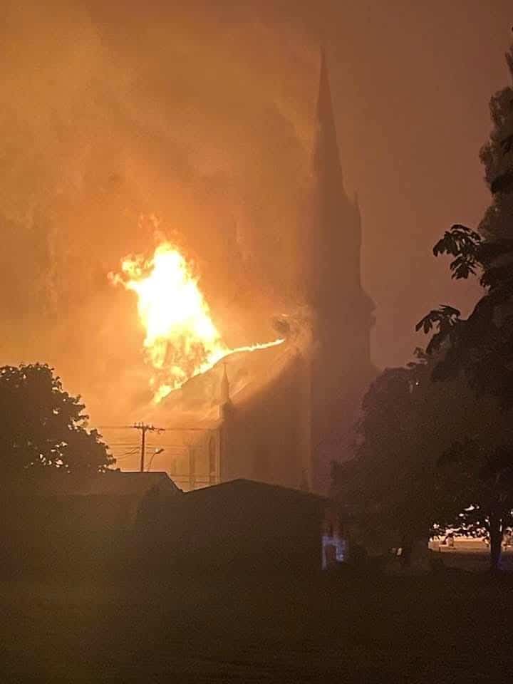 La plus grande église en bois du Nouveau-Brunswick disparaît dans les flammes