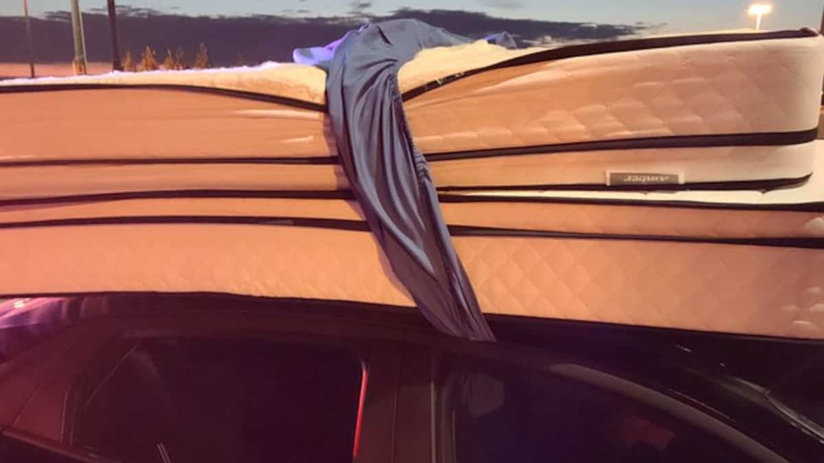 Arrêté pour avoir attaché un matelas avec un drap contour