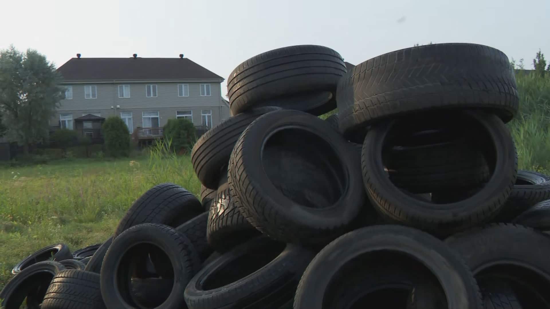 «C’est n’importe quoi»: des dizaines de pneus abandonnés sur des terrains à Brossard