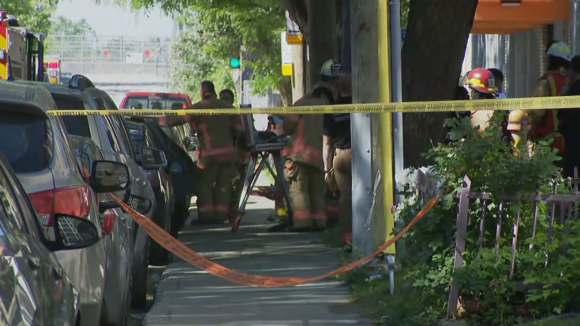 Une soixantaine de pompiers déployés pour combattre un incendie mortel dans le quatier Saint-Michel, à Montréal, le 13 juin 2026
