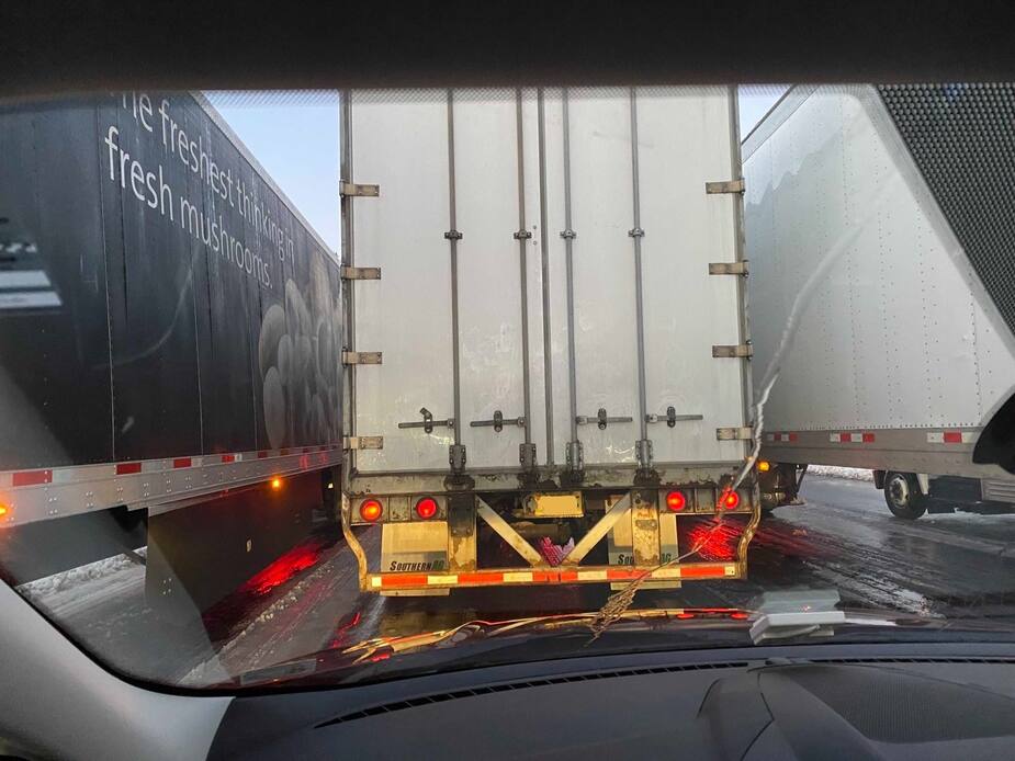 Image principale de l'article Des gens coincés sur l'autoroute durant 20 heures