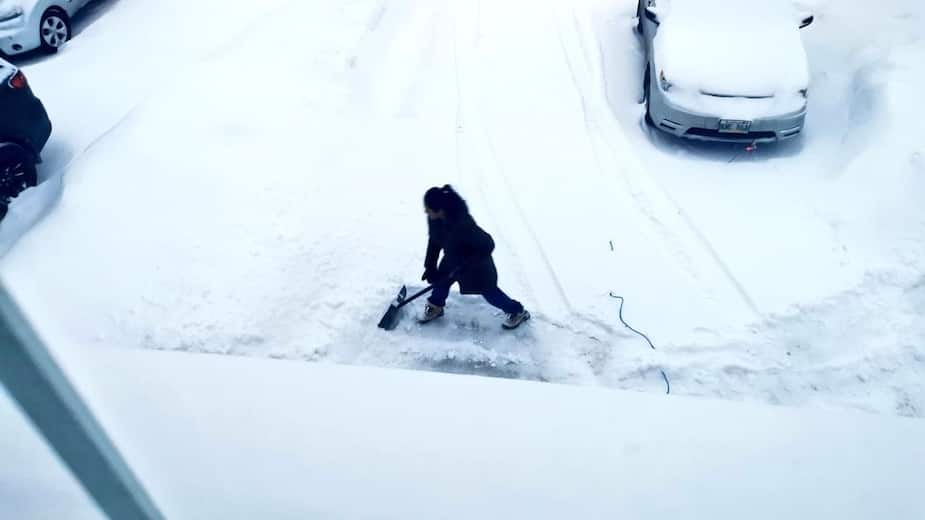 Image principale de l'article Il regarde sa femme pelleter sans l'aider