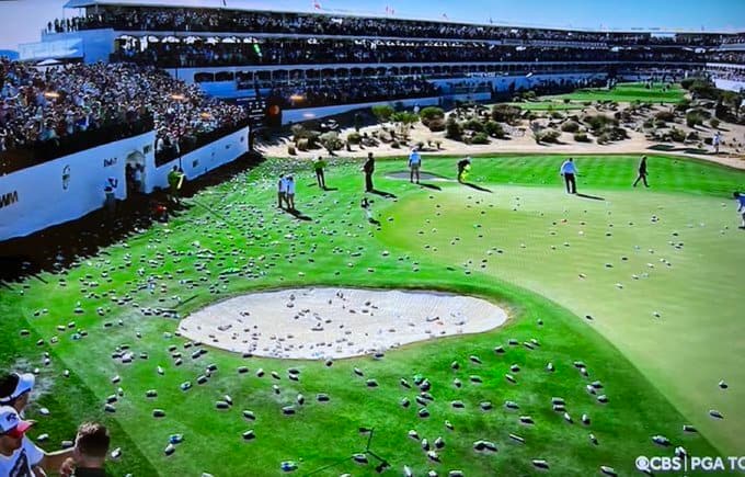 &Agrave; VOIR: une sc&egrave;ne surr&eacute;aliste &agrave; l&rsquo;Omnium de golf de Phoenix!