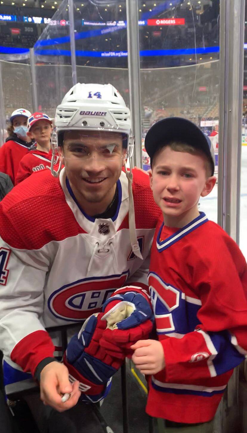 Un gar&ccedil;on forc&eacute; de quitter le match apr&egrave;s avoir re&ccedil;u un b&acirc;ton de Suzuki... consid&eacute;r&eacute; comme une arme