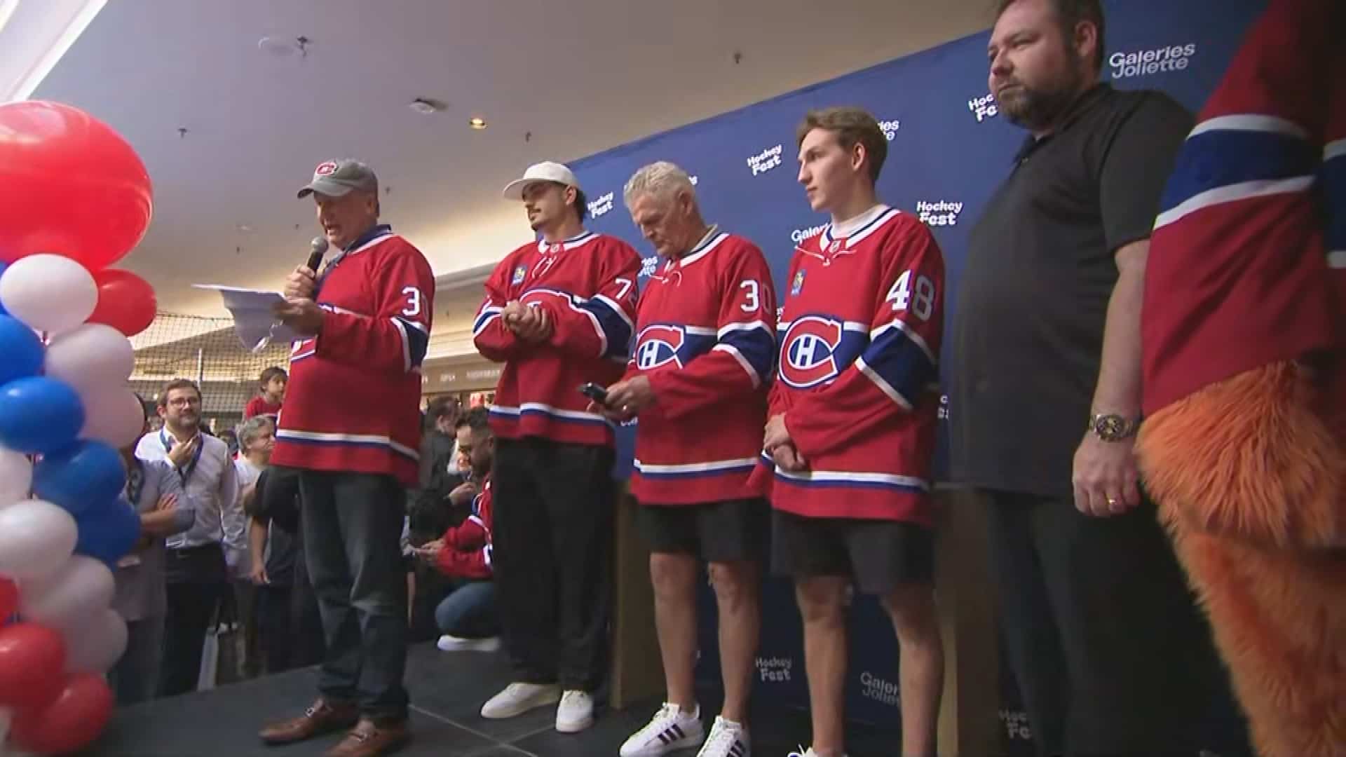 «C’est un rêve réalisé»: les partisans du CH en grand nombre pour rencontrer Lane Hutson et Arber Xhekaj aux Galeries Joliette