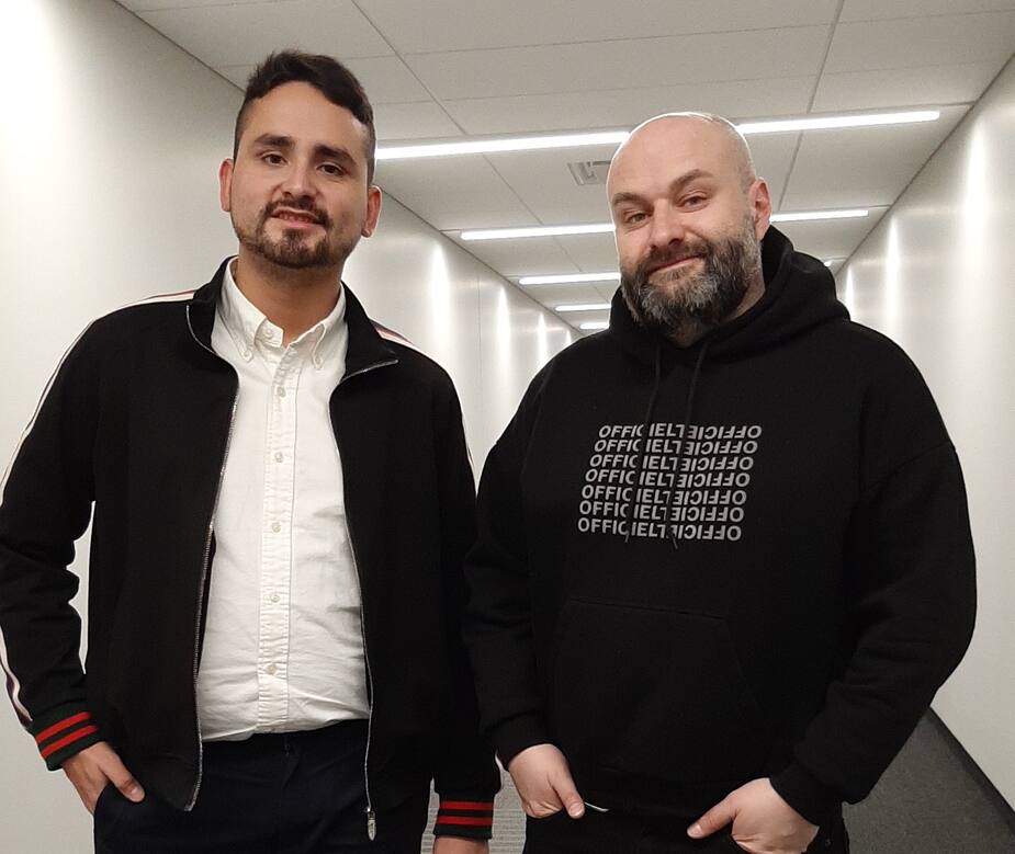 Fabrizio Barrios Bazo et Éric Samson s'occupent de la gestion des réseaux sociaux de la Société de transport de Montréal (STM) au quotidien.
