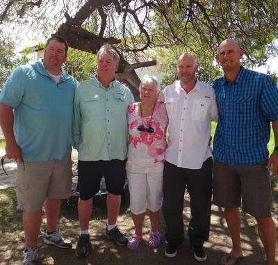 El entrenador en jefe de Montreal Alouettes, Jason Maas (derecha) está acompañado por la familia Thrower, Judd, Randy, Gay y Jake, su mejor amigo desde la infancia.