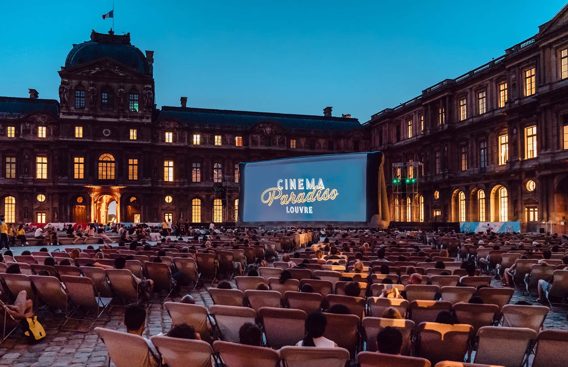 Du cinéma en plein air dans la cour du Louvre