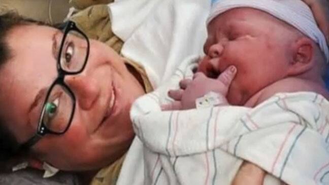 Apr&egrave;s plusieurs fausses-couches, elle donne naissance &agrave; un gigantesque poupon!