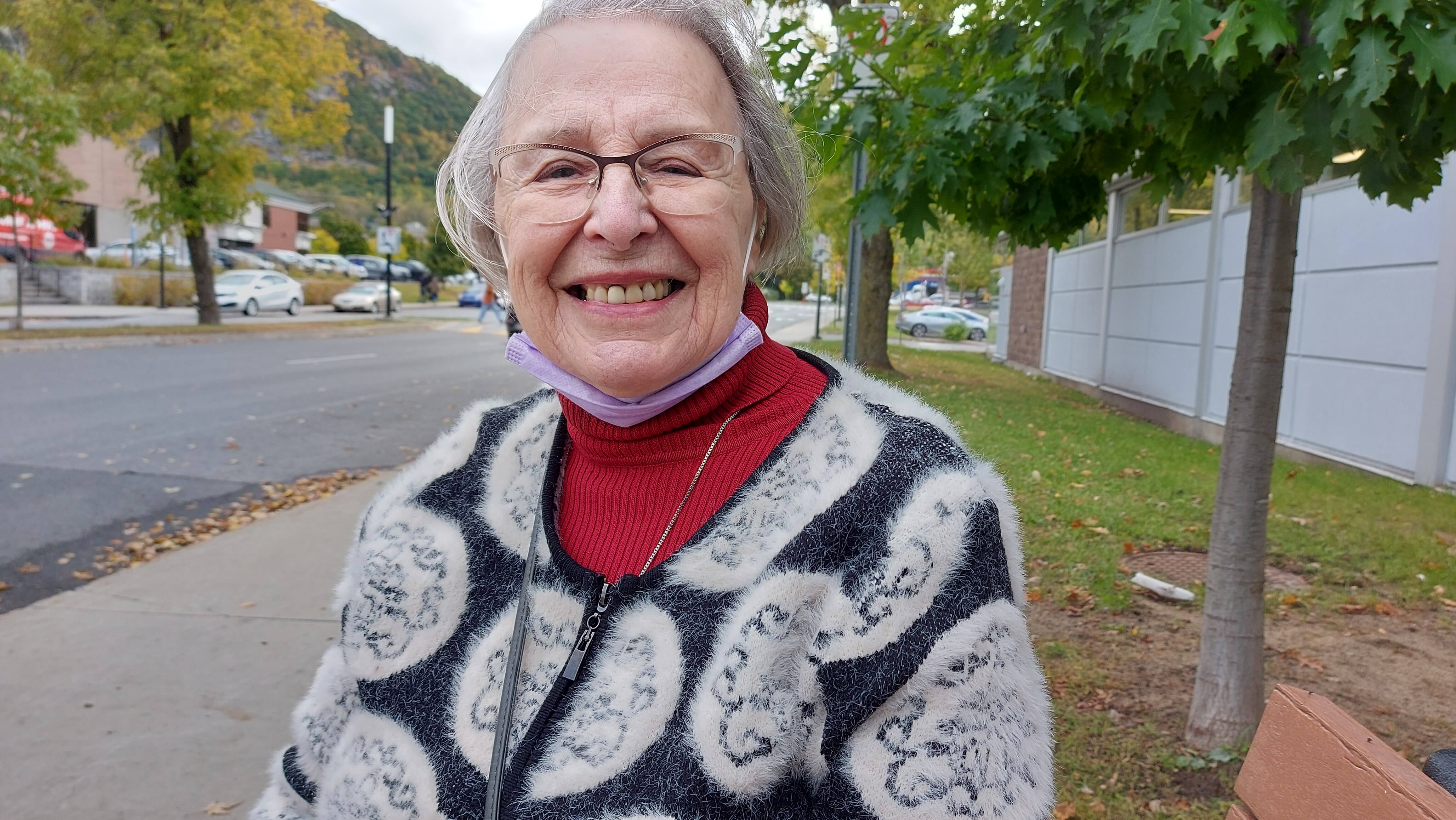 M&egrave;re de quatre enfants, elle arrive &agrave; vivre &agrave; la retraite avec la pension de son d&eacute;funt mari