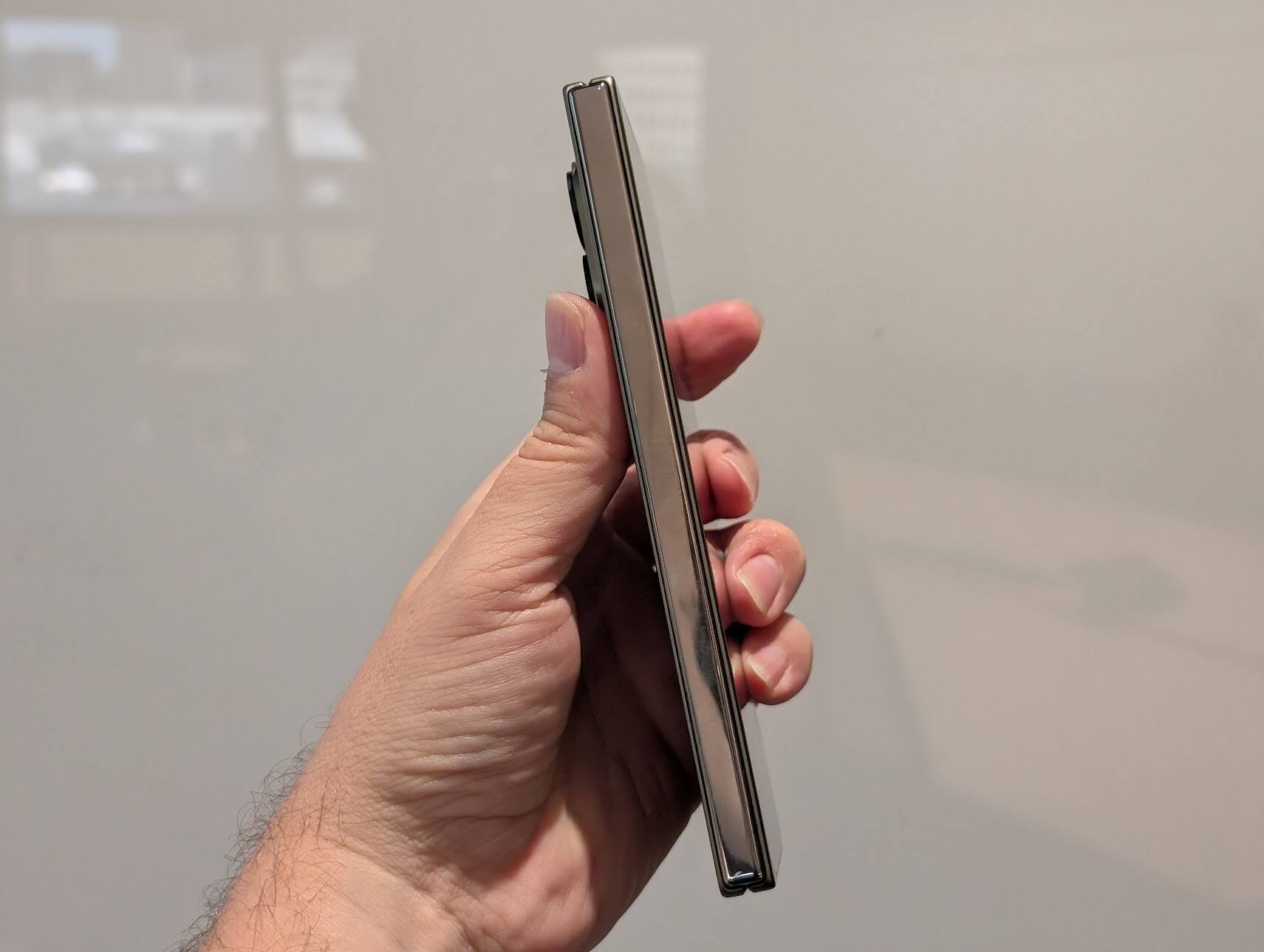 Le Pixel Fold 11 Pro est légèrement plus mince et plus léger que son prédécesseur.