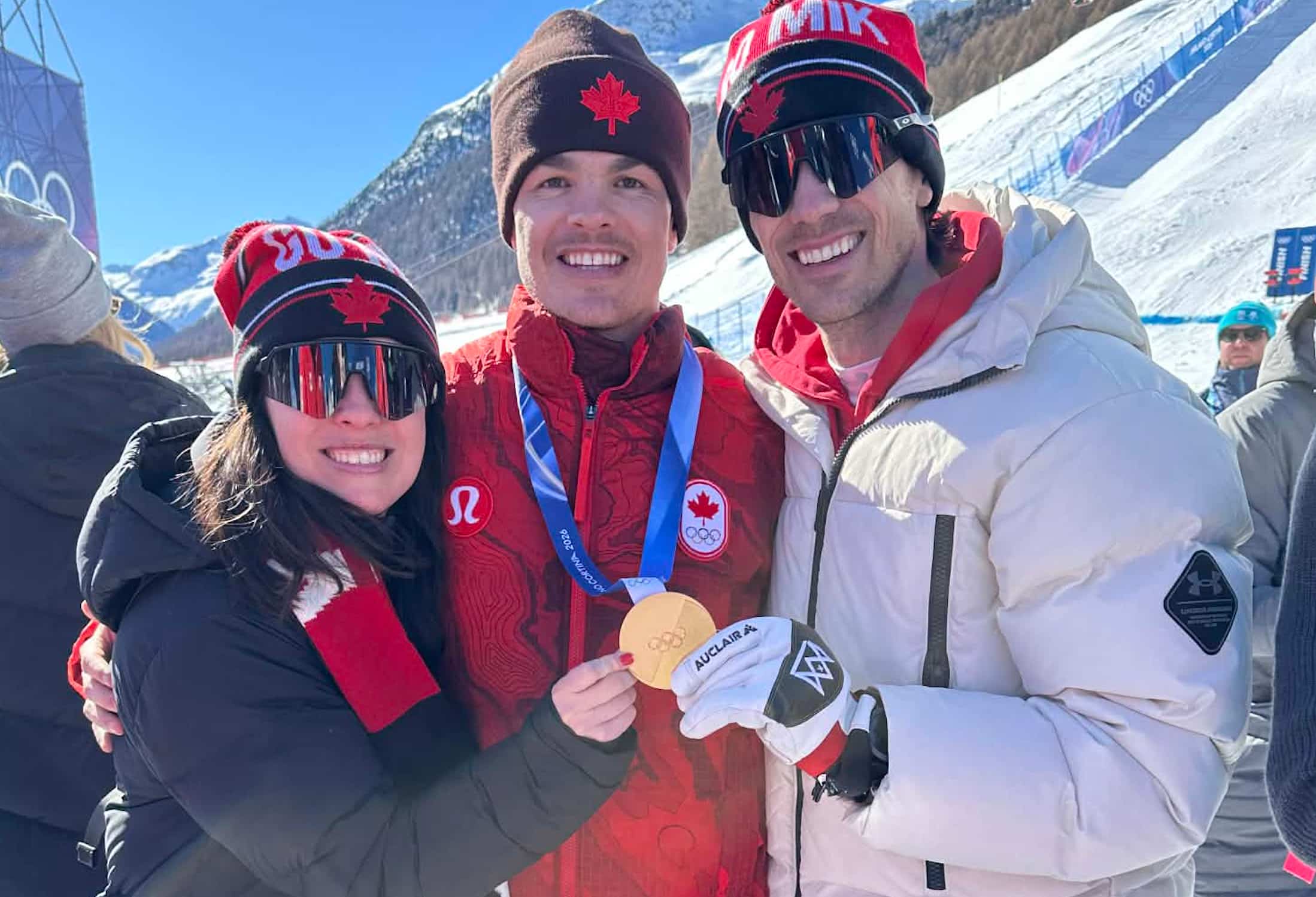 Mikaël Kingsbury, acompanhado pela soeur Audrey e seu irmão Maxime.