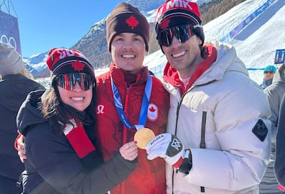 Mikaël Kingsbury, acompanhado pela soeur Audrey e seu irmão Maxime.