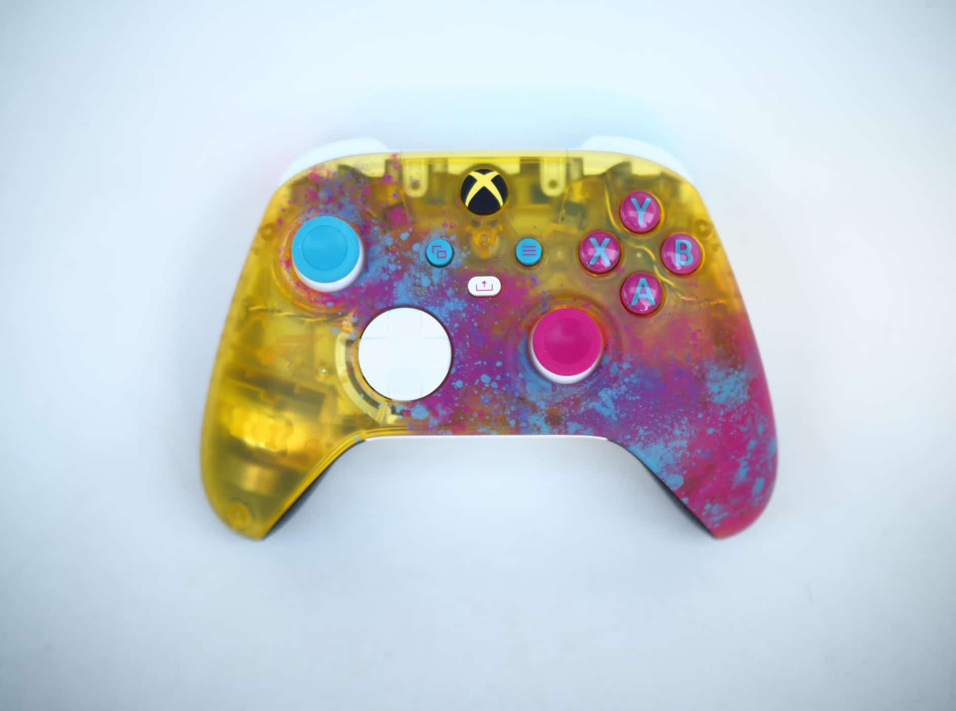 Microsoft a lancé plusieurs manettes au cours des derniers mois, dont cette superbe édition colorée pour accompagner le jeu Forza Horizon 5
