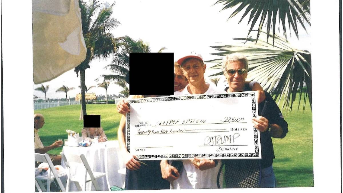 Une nouvelle photo suggère que Jeffrey Epstein aurait «vendu» à la blague une femme à Donald Trump pour 22 500$