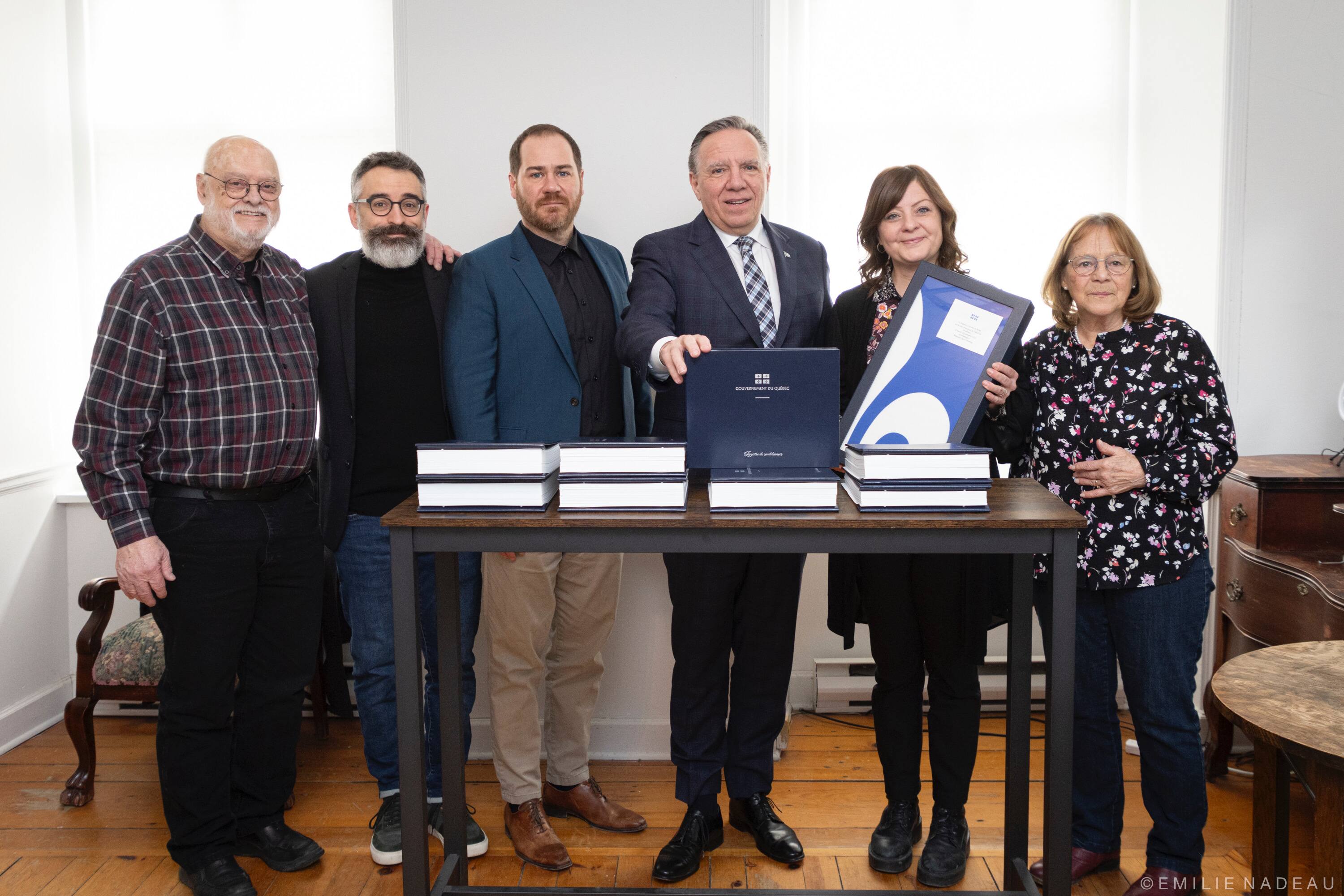 Le drapeau en berne pour Karl Tremblay remis aux membres des Cowboys JDM